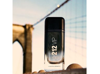 PERFUME CAROLINA HERRERA 212 VIP BLACK HOMBRE EDP 100 ML - 5