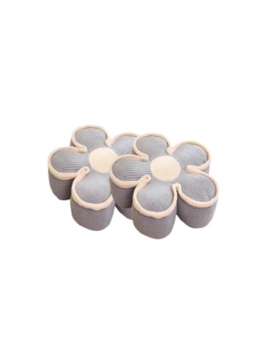 PACK DE COJIN DECORATIVO EN FORMA DE FLOR COLOR GRIS CON BORDE BEIGE - 1