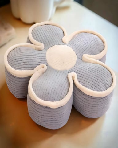 PACK DE COJIN DECORATIVO EN FORMA DE FLOR COLOR GRIS CON BORDE BEIGE - 3