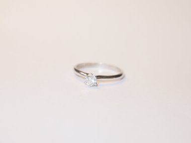 ANILLO DE  ORO 18 K  CON UN DIAMANTE CENTRAL NATURAL 17 CT - 1