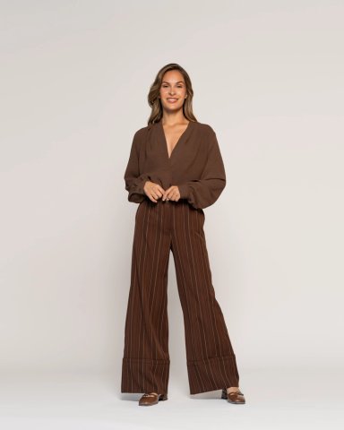 PANTALON VERONICA CAFE  LINEAS CON CIERRE Y BOTON MUJER - 1
