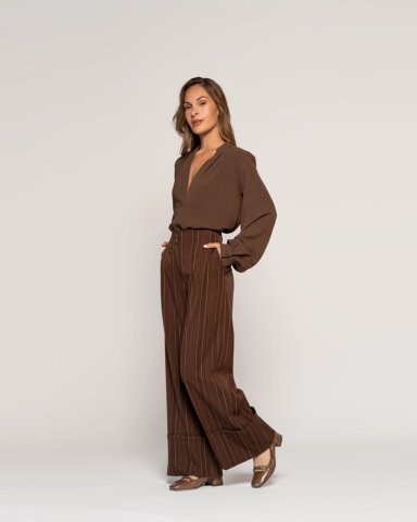 PANTALON VERONICA CAFE  LINEAS CON CIERRE Y BOTON MUJER - 2