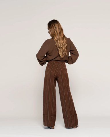 PANTALON VERONICA CAFE  LINEAS CON CIERRE Y BOTON MUJER - 3