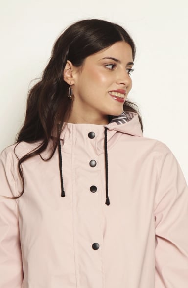 CHAQUETA IMPERMEABLE CON CAPUCHA Y BOLSILLOS - 2