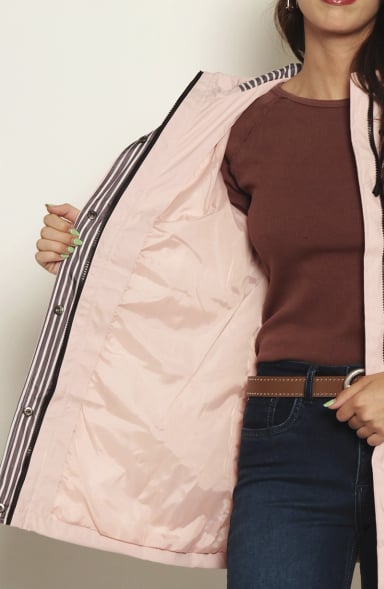CHAQUETA IMPERMEABLE CON CAPUCHA Y BOLSILLOS - 4