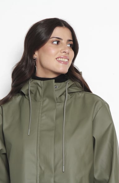 CHAQUETA IMPERMEABLE SOLIDA CON CAPUCHA Y BOLSILLOS - 2