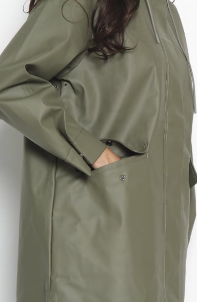 CHAQUETA IMPERMEABLE SOLIDA CON CAPUCHA Y BOLSILLOS - 3