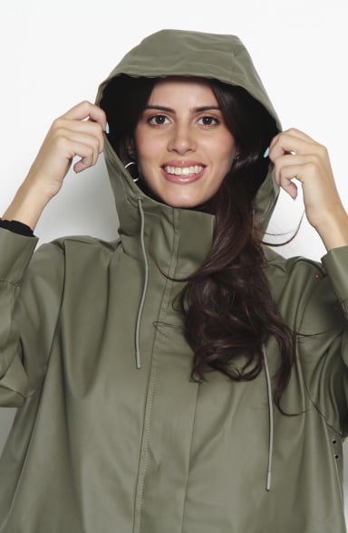 CHAQUETA IMPERMEABLE SOLIDA CON CAPUCHA Y BOLSILLOS - 5
