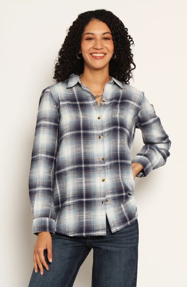 BLUSA ESCOCES MANGA LARGA ABOTONADA EN DELANTERO Y BOLSILLO - 1