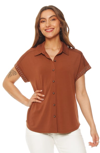 BLUSA MANGA CORTA ABOTONADA EN DELANTERO Y APLICACION - 1