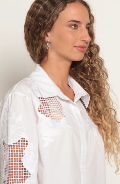 BLUSA MANGA LARGA CON APLICACION DE ENCAJE ABOTONADA - 2