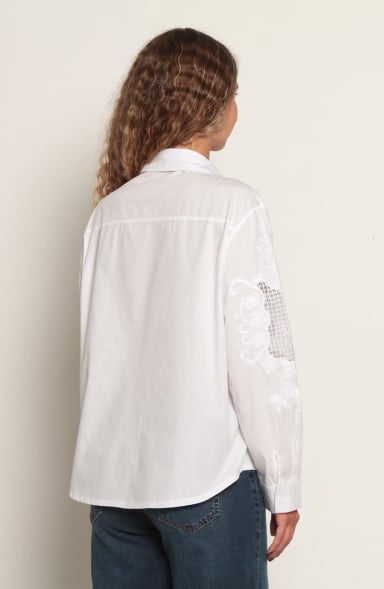 BLUSA MANGA LARGA CON APLICACION DE ENCAJE ABOTONADA - 5