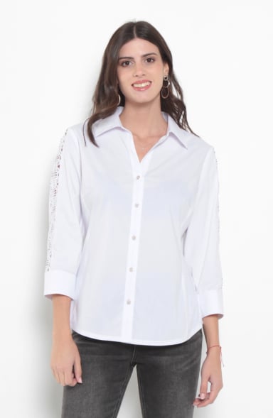 BLUSA MANGA 3/4 ABOTONADA EN DELANTERO ESCOTE V CON CUELLO - 1