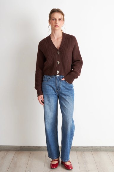 CARDIGAN CUELLO V CON 3 BOTONES CAFE  NICOPOLY - 2