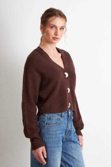 CARDIGAN CUELLO V CON 3 BOTONES CAFE  NICOPOLY - 3