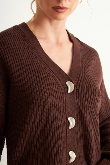 CARDIGAN CUELLO V CON 3 BOTONES CAFE  NICOPOLY - 6