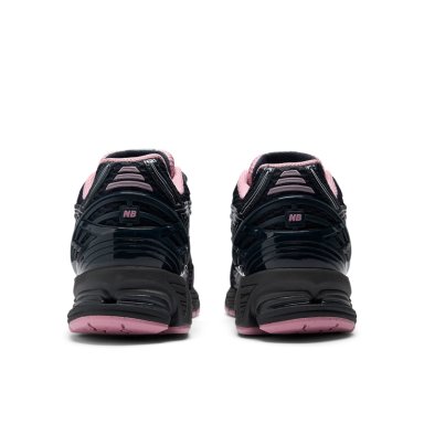 ZAPATILLAS URBANAS UNISEX NEW BALANCE 1906 R NEGRAS/ROSA - 6