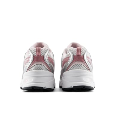 ZAPATILLAS URBANAS UNISEX NEW BALANCE 530 GRIS/ROSADA - 6