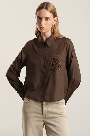 BLUSA  BOLSILLOS BORDADO, CHOCOLATE LIOLA - 1