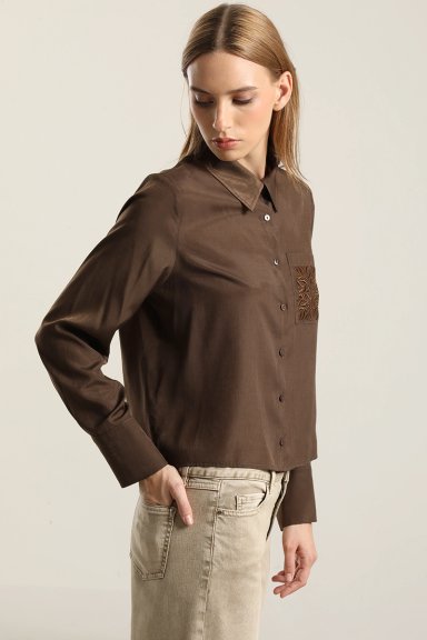 BLUSA  BOLSILLOS BORDADO, CHOCOLATE LIOLA - 3