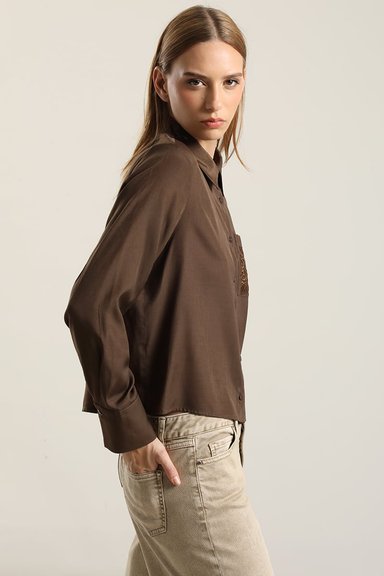 BLUSA  BOLSILLOS BORDADO, CHOCOLATE LIOLA - 5