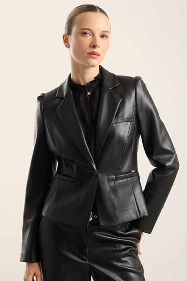 BLAZER ENTALLADO, EFECTO CUERO, NEGRO LIOLA - 1