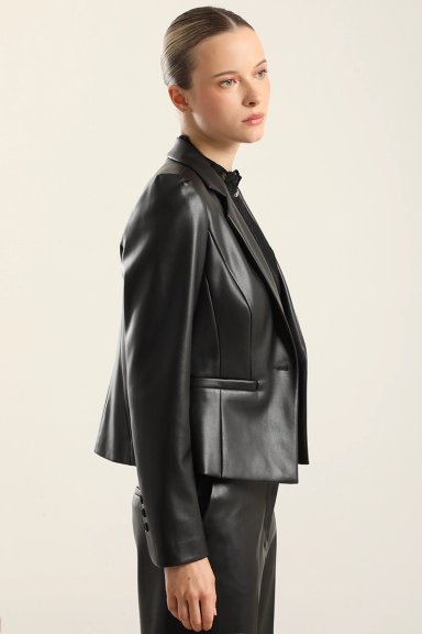 BLAZER ENTALLADO, EFECTO CUERO, NEGRO LIOLA - 3