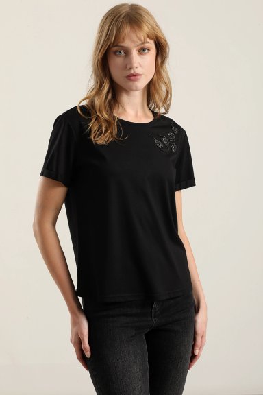 POLERA APLICACION FLOR JOYA, NEGRO LIOLA - 4