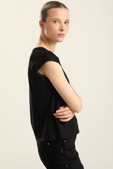 POLERA ALGODON  APLICACION SAVAGE, NEGRO LIOLA - 4