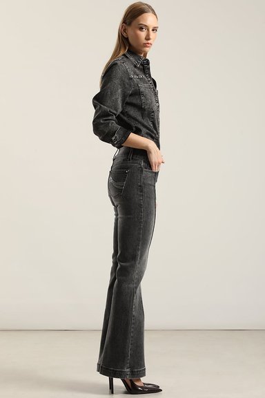 JEANS FLARE, TIRO MEDIO, GRIS LIOLA - 7