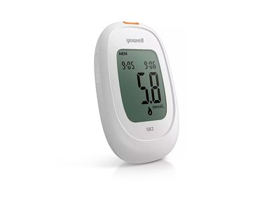TOMA PRESIÓN DIGITAL DE BRAZO YUWELL YE660D CON VOZ + GLUCÓMETRO YUWELL 582 - 13