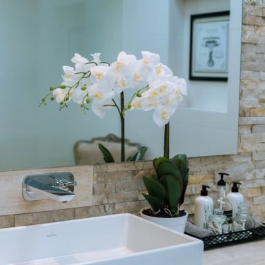 ORQUÍDEA BLANCA DE 65 CM EN MACETERO - 1