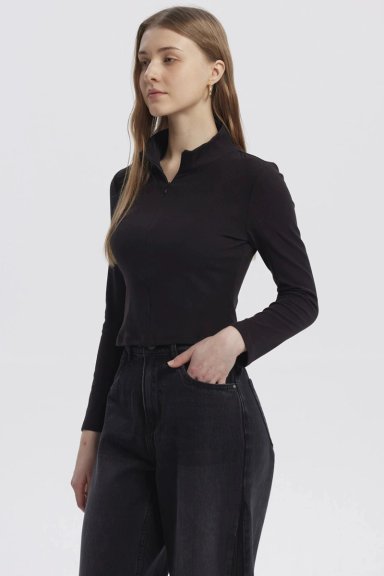 POLERA MUJER CON ZIPPER NEGRO - 2