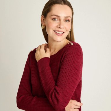 SWEATER ROJO CON TRENZADO EN RELIEVE Y BOTONES DORADOS EN HOMBRO - 3