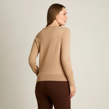 SWEATER CAMEL CON ESTAMPADO DE ROMBOS Y DETALLES DE PEDRERIA EN TEJIDO - 2