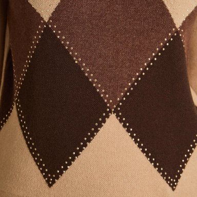 SWEATER CAMEL CON ESTAMPADO DE ROMBOS Y DETALLES DE PEDRERIA EN TEJIDO - 3