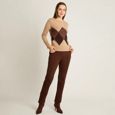 SWEATER CAMEL CON ESTAMPADO DE ROMBOS Y DETALLES DE PEDRERIA EN TEJIDO - 4
