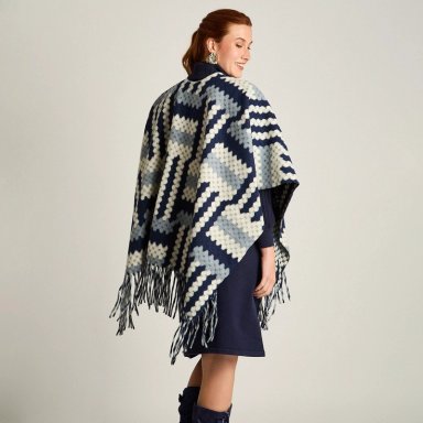 PONCHO AZUL CON ESTAMPADO GEOME TRICO Y FLECOS EN TEJIDO - 2
