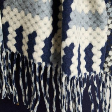 PONCHO AZUL CON ESTAMPADO GEOME TRICO Y FLECOS EN TEJIDO - 3