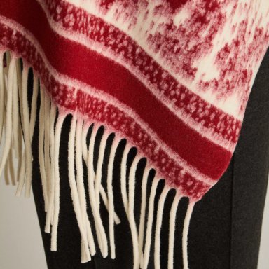 PONCHO ROJO CON ESTAMPADO ABSTRACTO Y FLECOS EN TEJIDO - 3