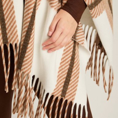 PONCHO BEIGE CON ESTAMPADO GEOME TRICO Y FLECOS EN TEJIDO - 4