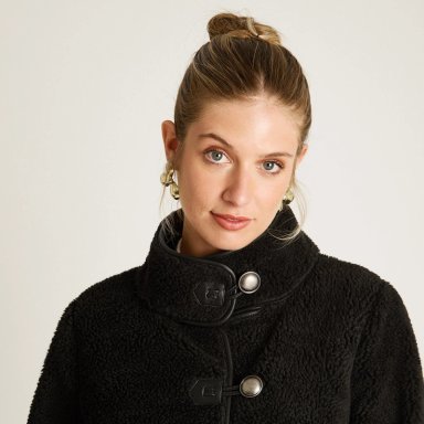 CHAQUETA NEGRA DE SHERPA CON BOTONES Y DETALLES EN ECOCUERO - 3