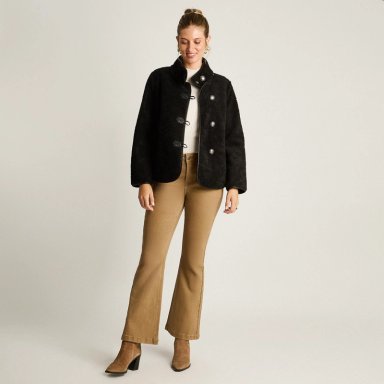 CHAQUETA NEGRA DE SHERPA CON BOTONES Y DETALLES EN ECOCUERO - 4