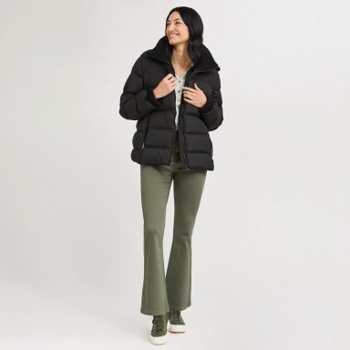 PARKA CORTA NEGRA CON DETALLE DE TEJIDO EN MANGAS Y CUELLO - 4