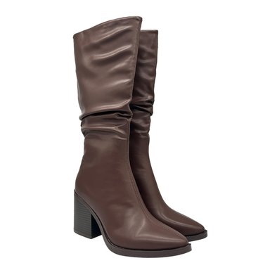 BOTA DE MUJER COLOR CAFE CAÑA ALTA CON DISEÑO ARRUGADO Y PUNTA FINA DANICOLLE - 2