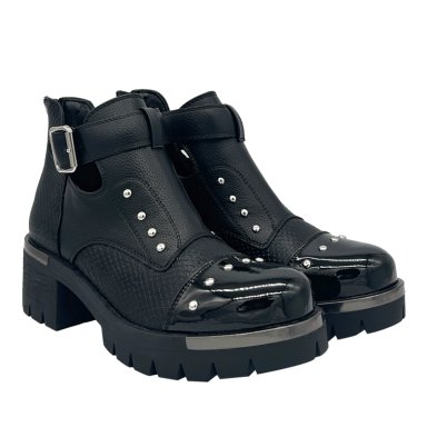 BOTIN PARA MUJER CON HEBILLA, COLOR NEGRO, ABERTURAS LATERALES Y TACHAS DANICOLLE - 2