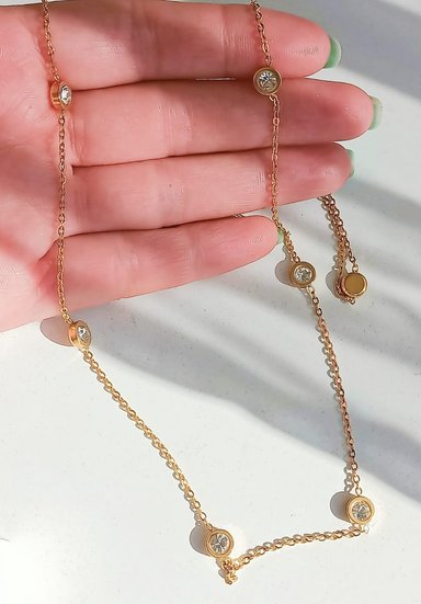 COLGANTE LARGA MINIMALISTA PUNTO DE LUZ CHAPADO EN ORO 18K - 5