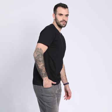 POLERA CUELLO V EN COLOR NEGRO - 3