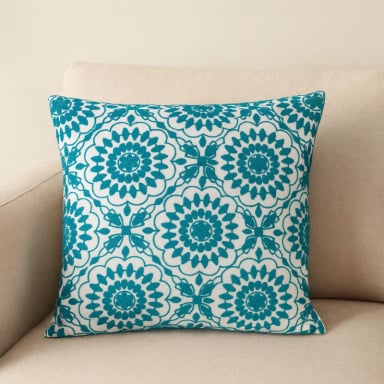 COJIN CON FUNDA BORDADA MANDALA TURQUESA - 1