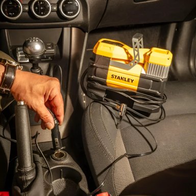INFLADOR DE NEUMATICOS STANLEY 12V AUTOS-4X4-CAMIONES 145 PSI MAX - 4